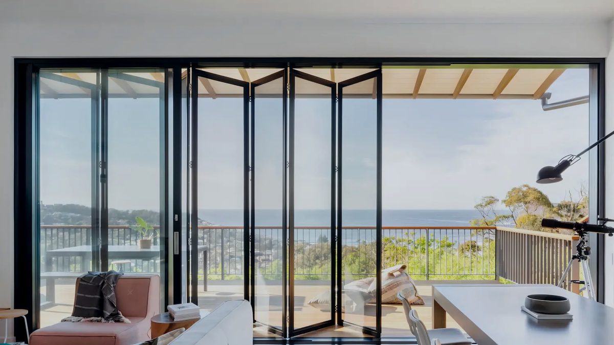 Maison contemporaine aux menuiseries noires au crépuscule