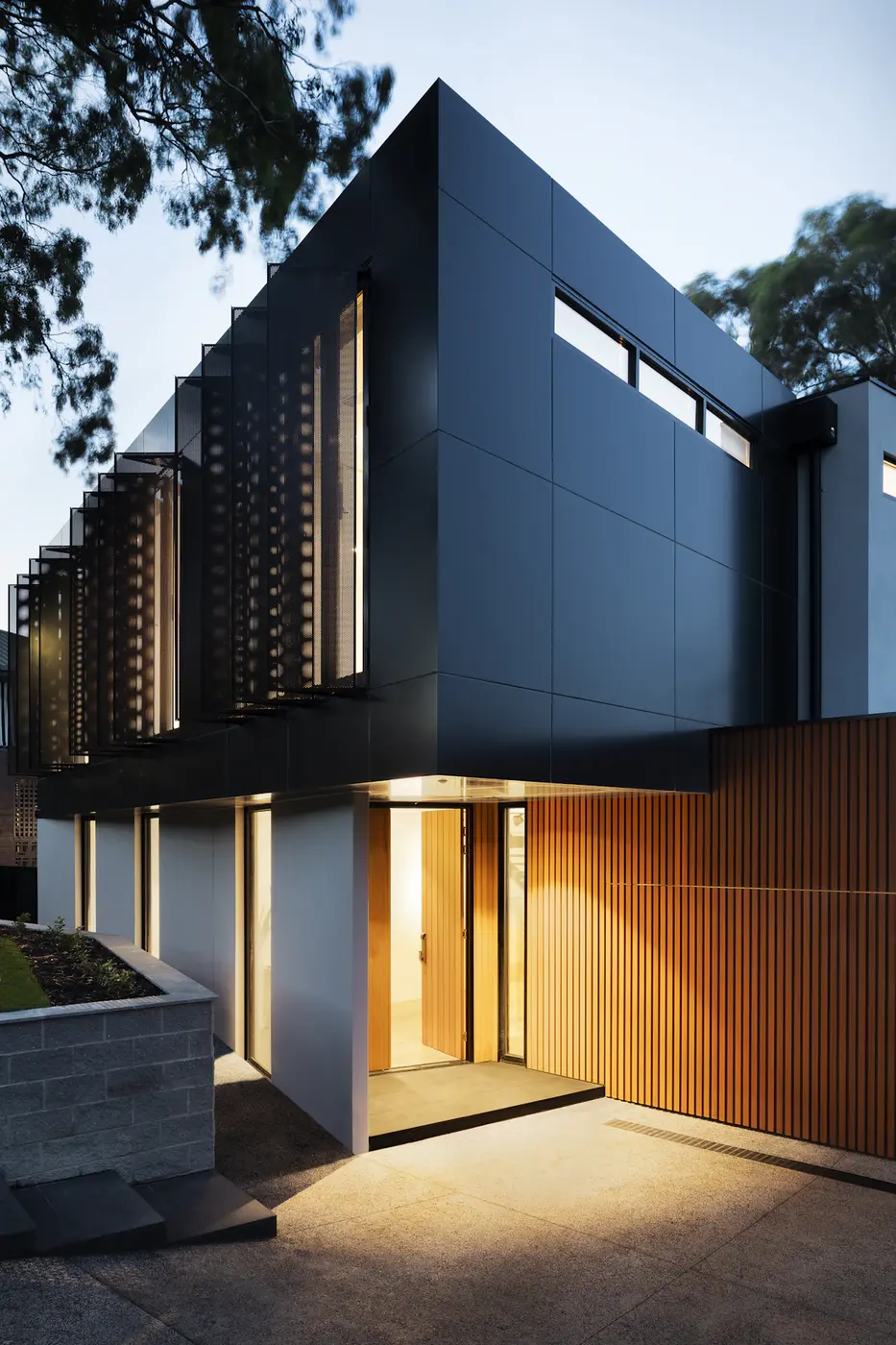 Détail de façade mêlant bois chaud et aluminium noir