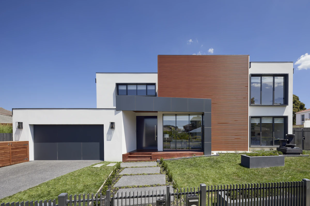 Façade de maison moderne avec menuiseries anthracite