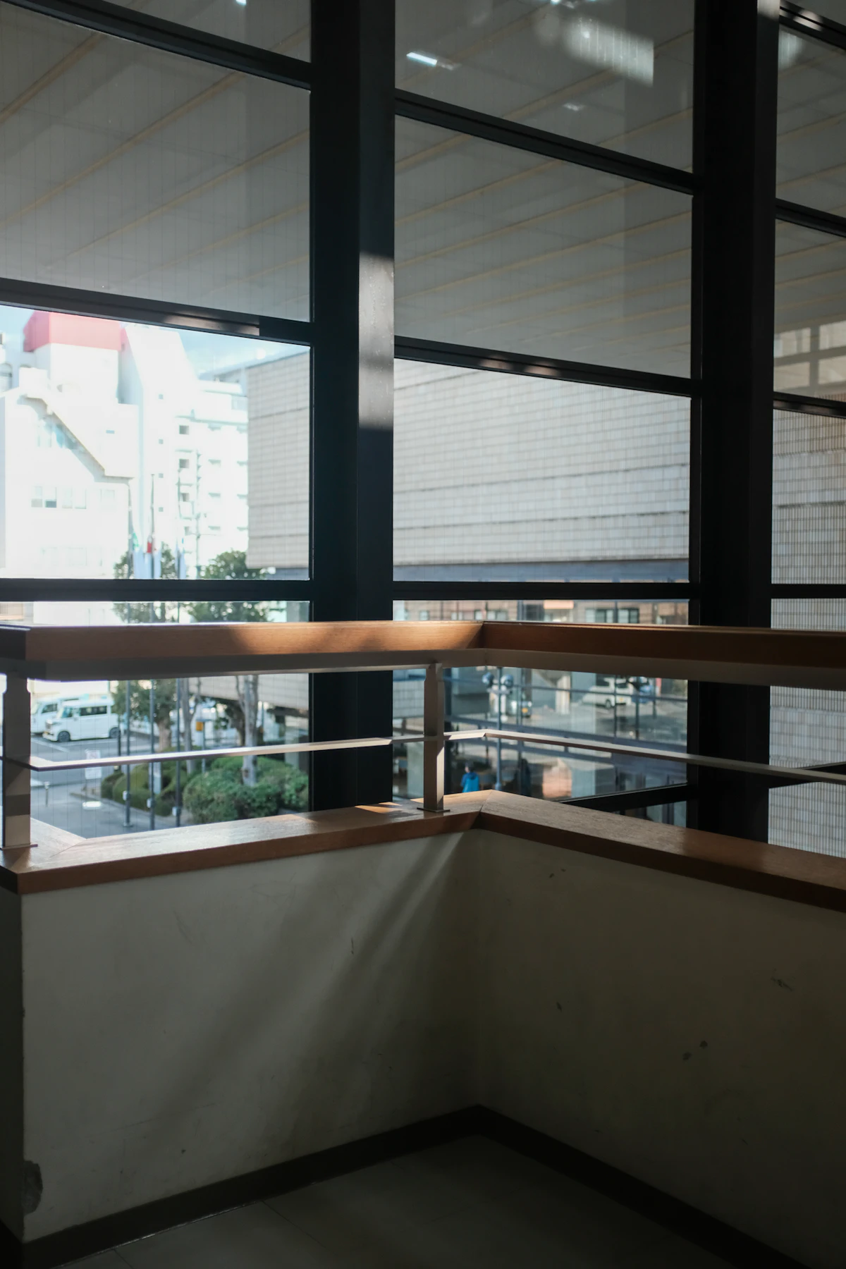 Fenêtres aluminium posées en angle dans une maison à ossature bois