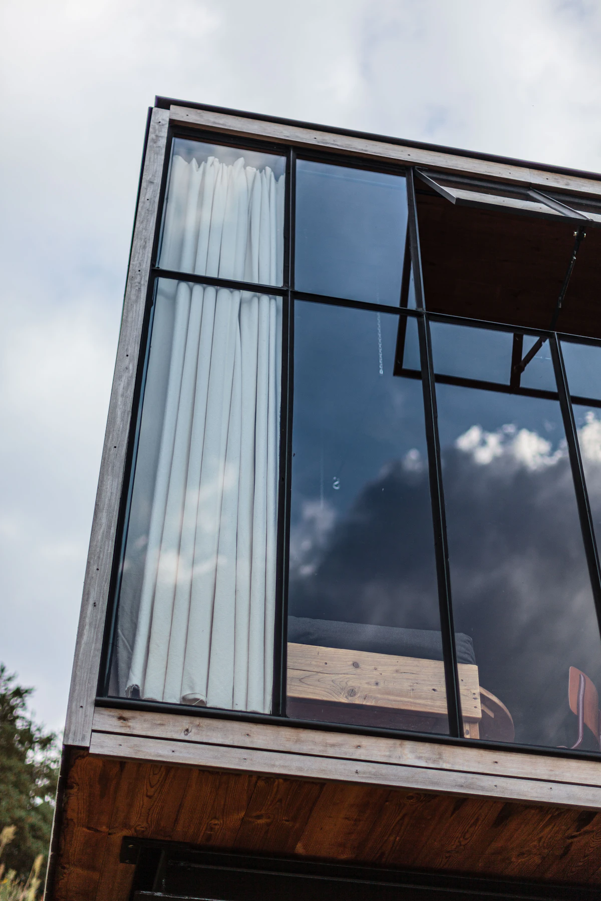 Fenêtre aluminium moderne dans intérieur chaleureux
